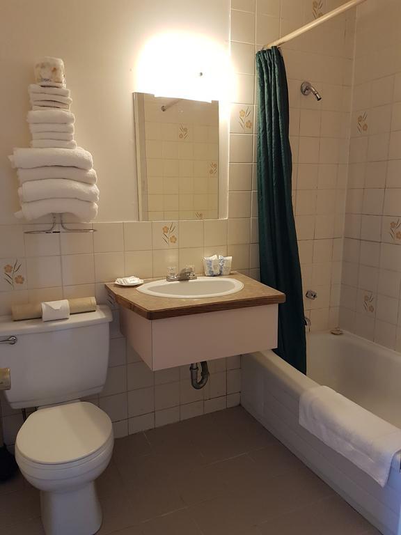 A-1 Alberni Inn พอร์ตอัลเบอนี ภายนอก รูปภาพ